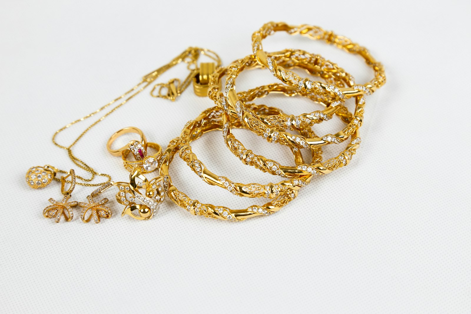 Debut Set in 18K gold (sample photo)
